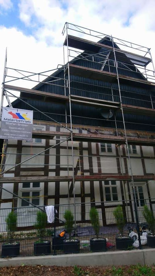 Ein Gebäude mit einem Gerüst an der Seite.