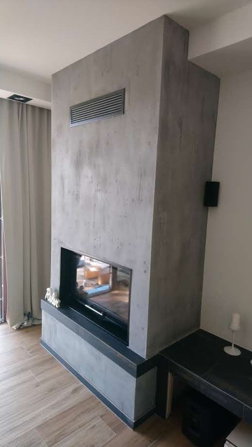 In der Mitte des Raumes befindet sich ein Kamin.