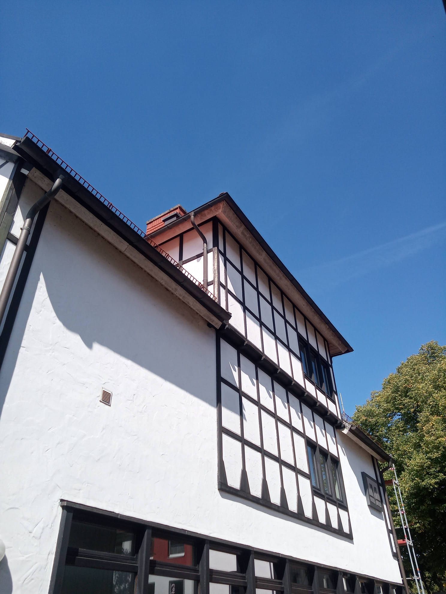 Ein großes weißes Gebäude mit einem blauen Himmel im Hintergrund