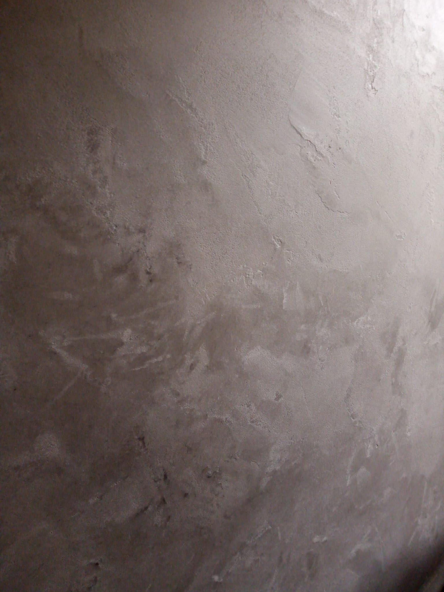 Eine Nahaufnahme einer grauen Wand mit Marmorstruktur.