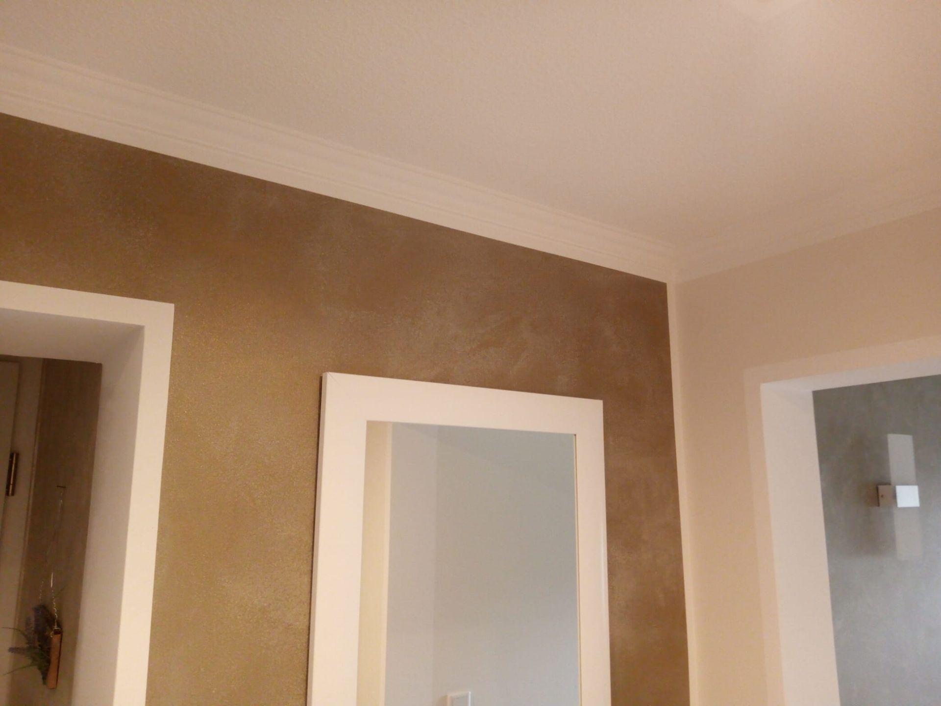 Ein Flur mit zwei Spiegeln an der Wand