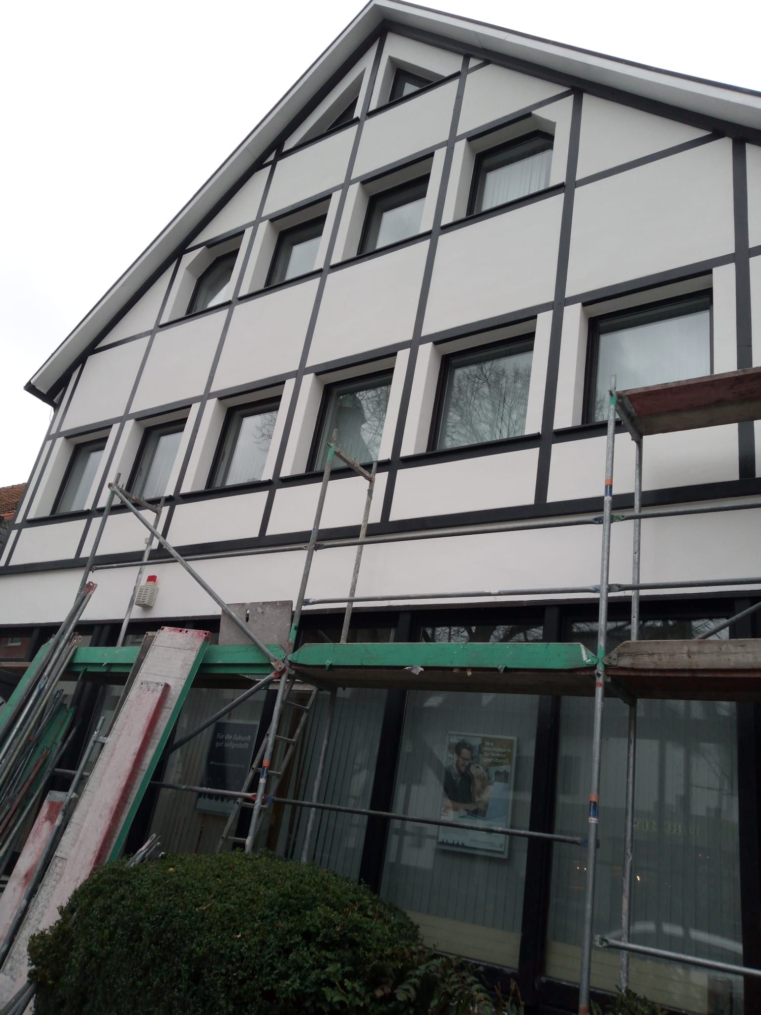 Ein großes Gebäude mit einem Gerüst davor