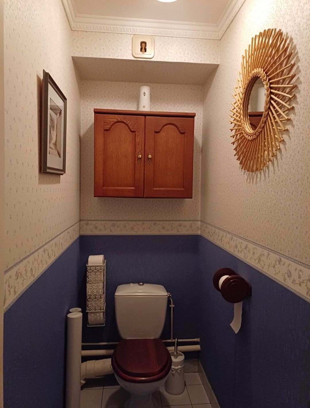 Toilette avec meubles à l'ancienne