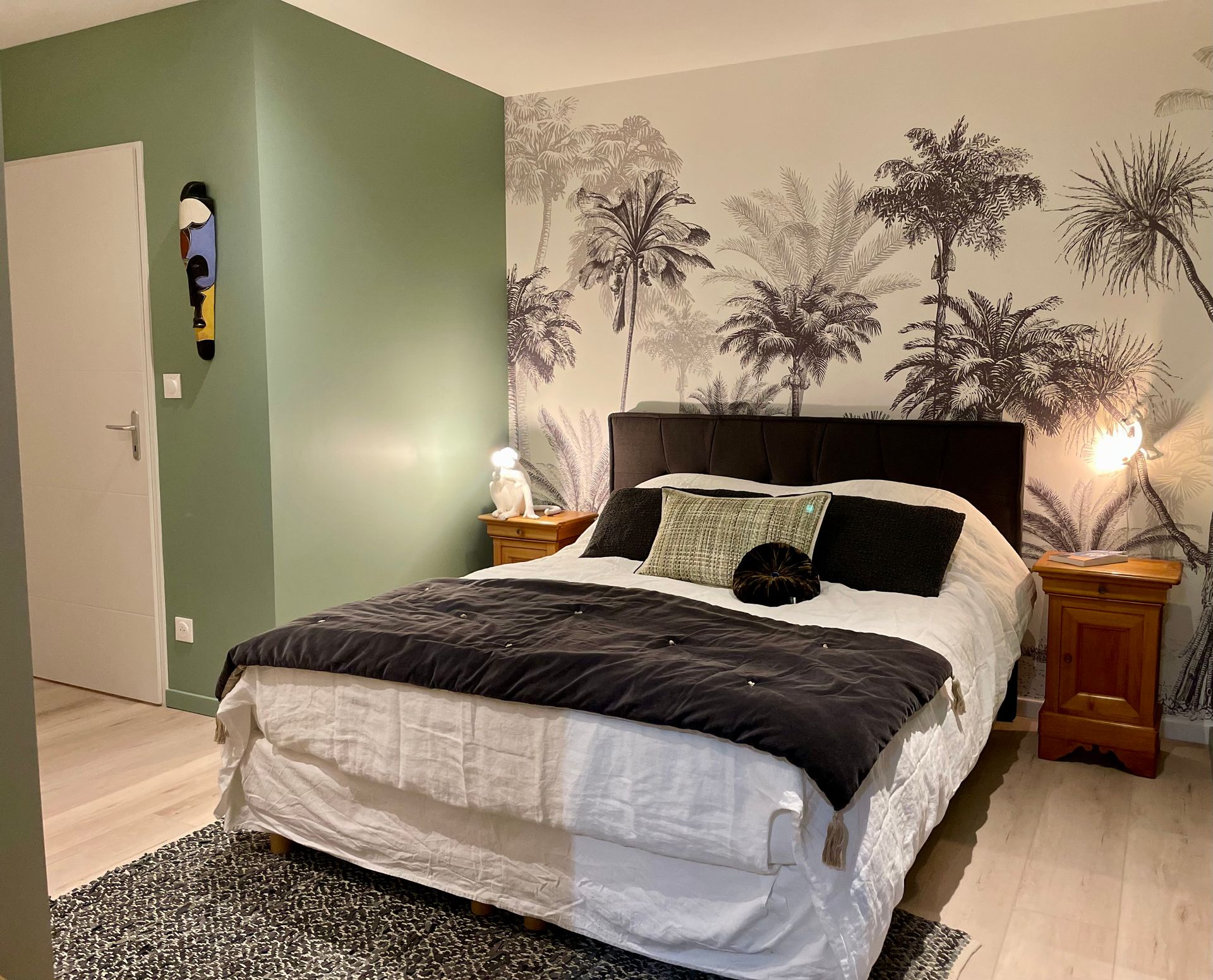 Papier peint avec table et chaise