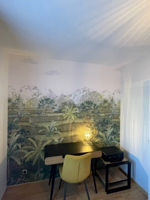 Table et chaise devant papier peint