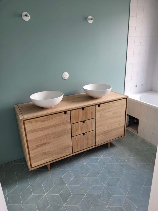 Deux vasques dans une salle de bains.