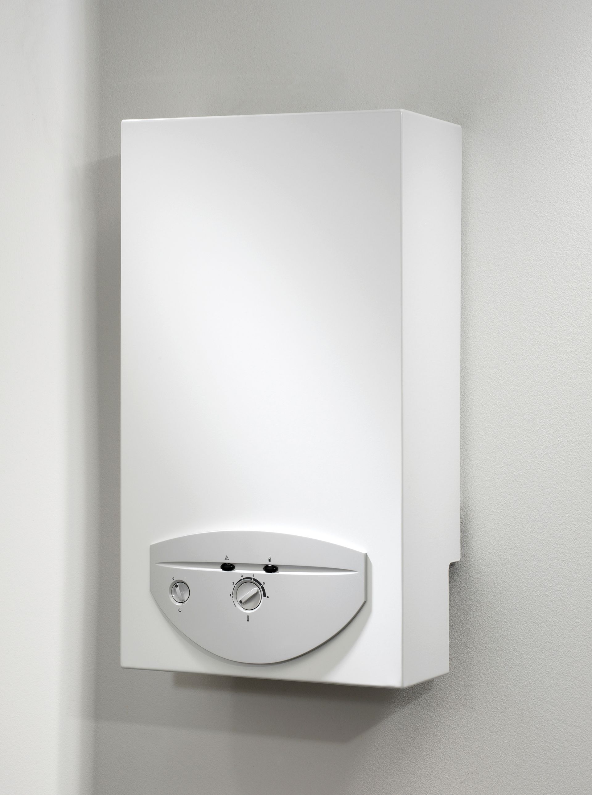 Thermostat ou unité de commande murale blanche avec une base grise sur un mur à texture claire.