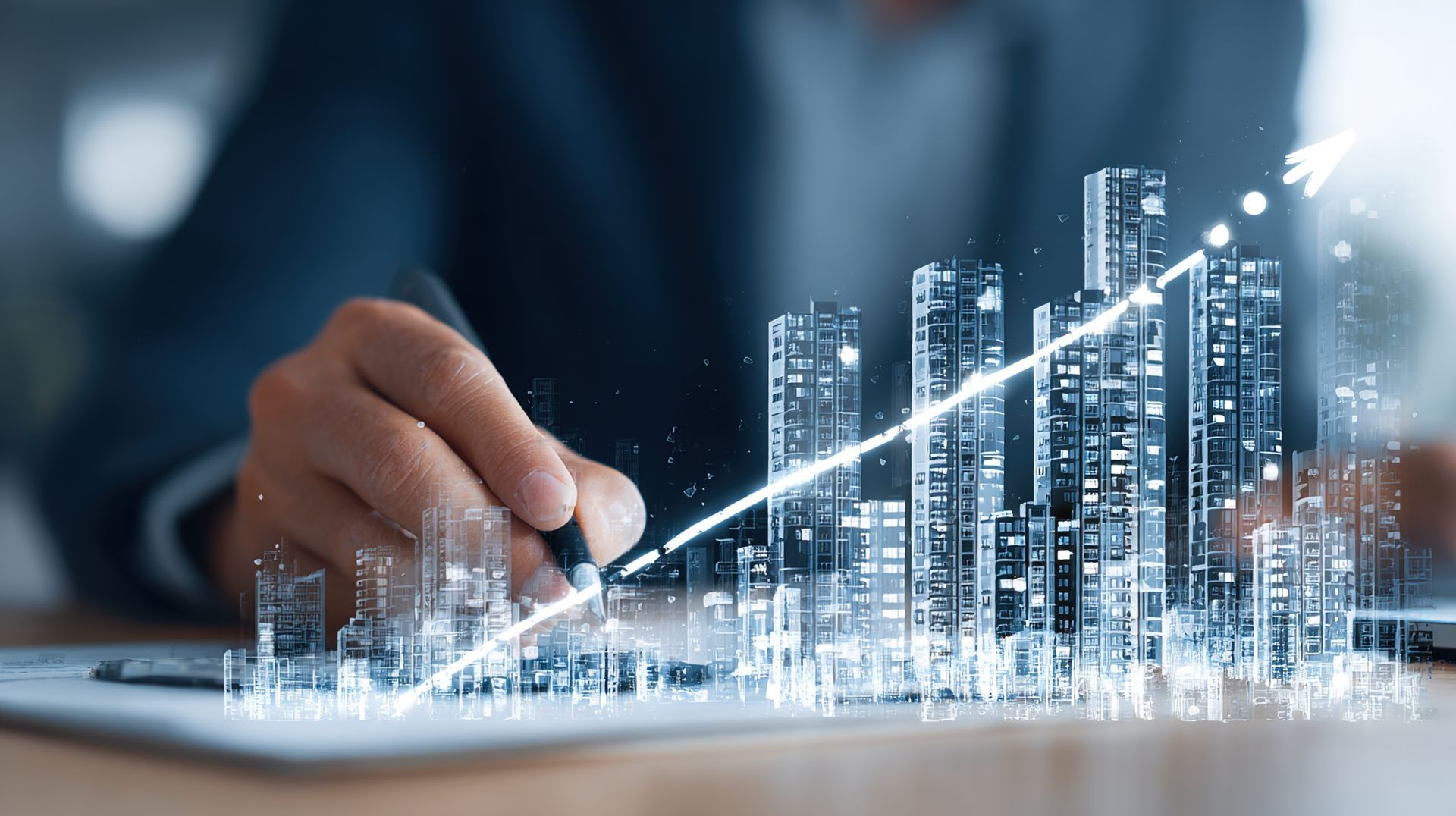 Une personne dessine une flèche ascendante au-dessus d'un paysage urbain numérique, suggérant une croissance financière.