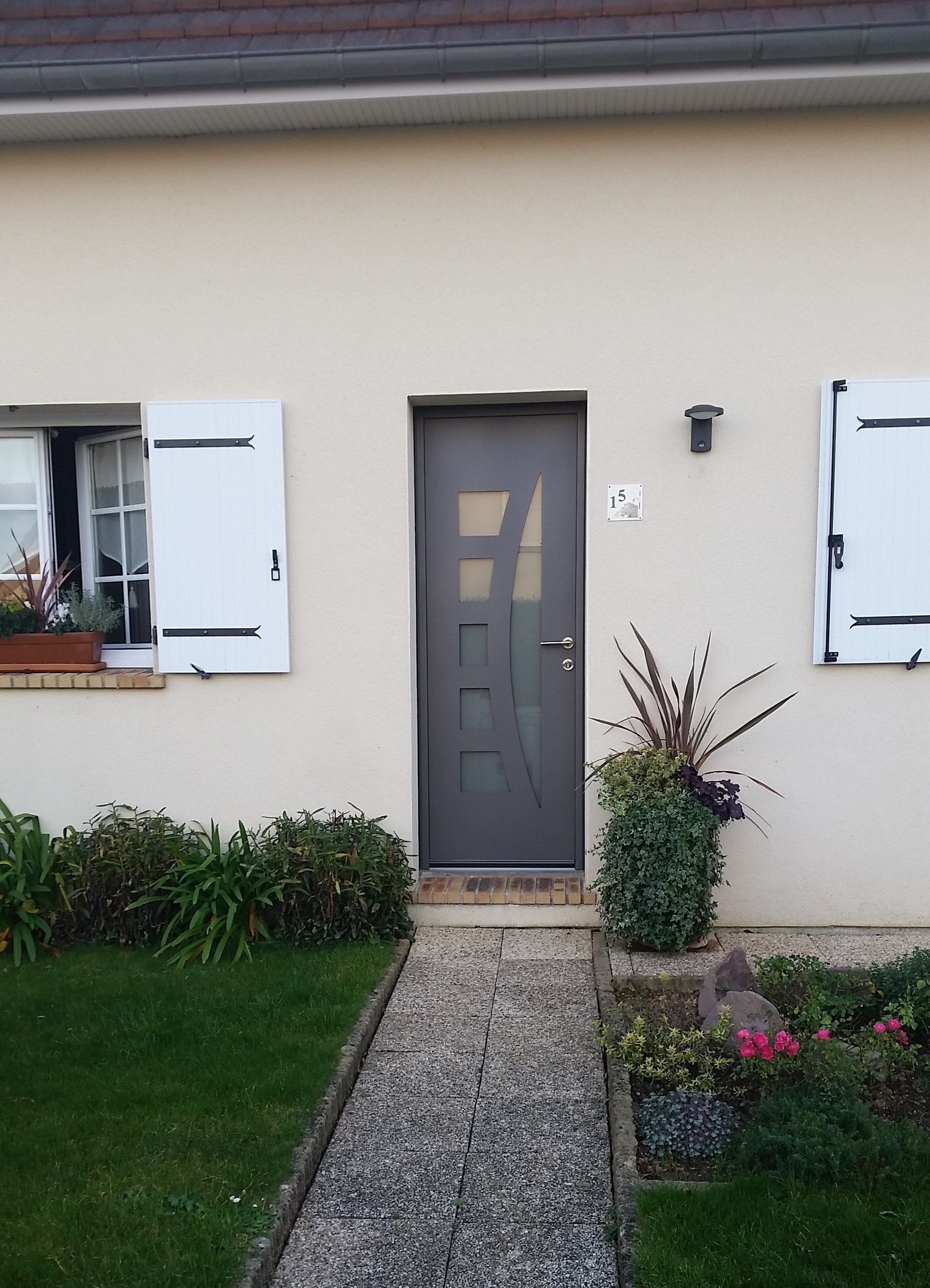 Porte d'entrée décoratif avec volet battant blanc