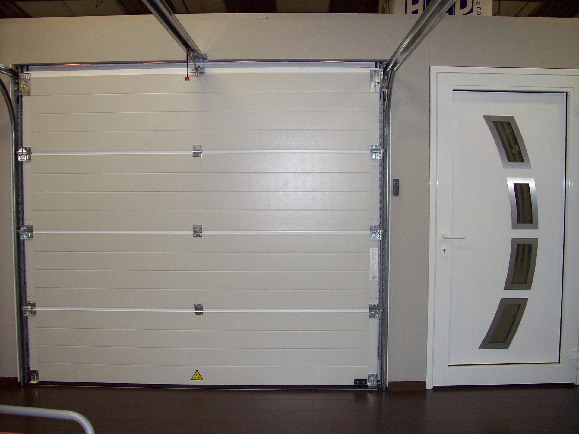 Porte de garage blanche avec une porte d'entrée assortie