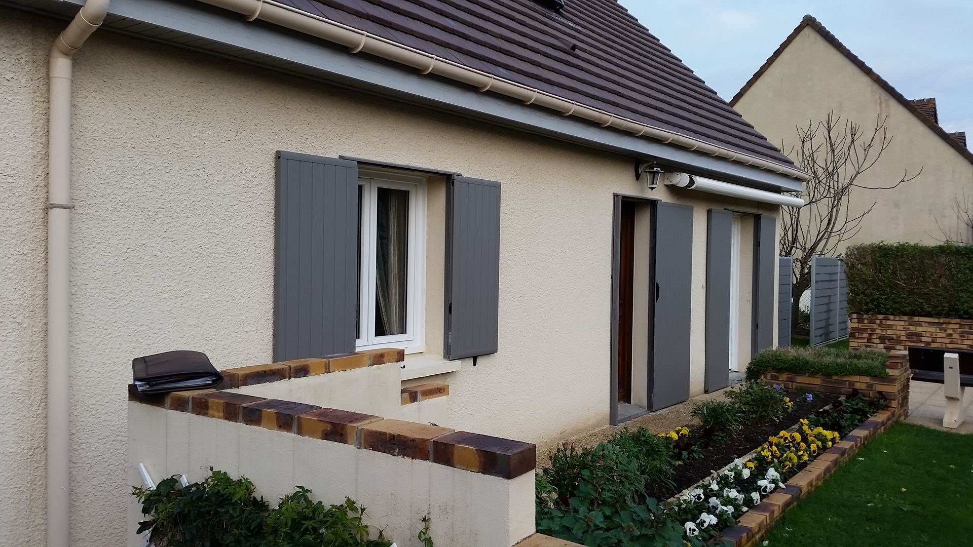 Volets coulissants 
sur précadres aluminum