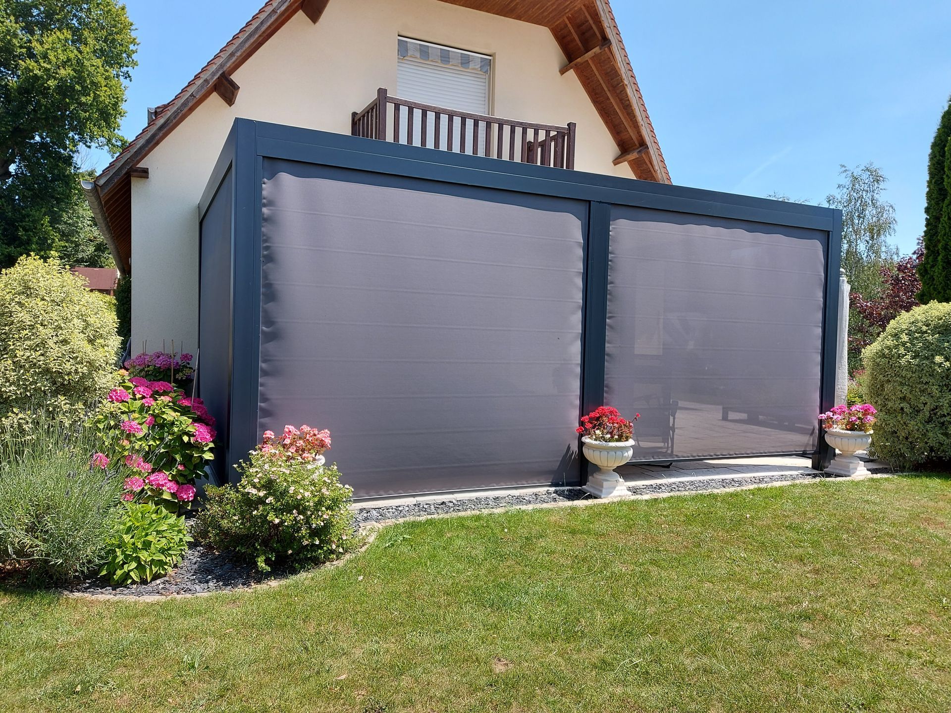 Portail battant avec décor opus