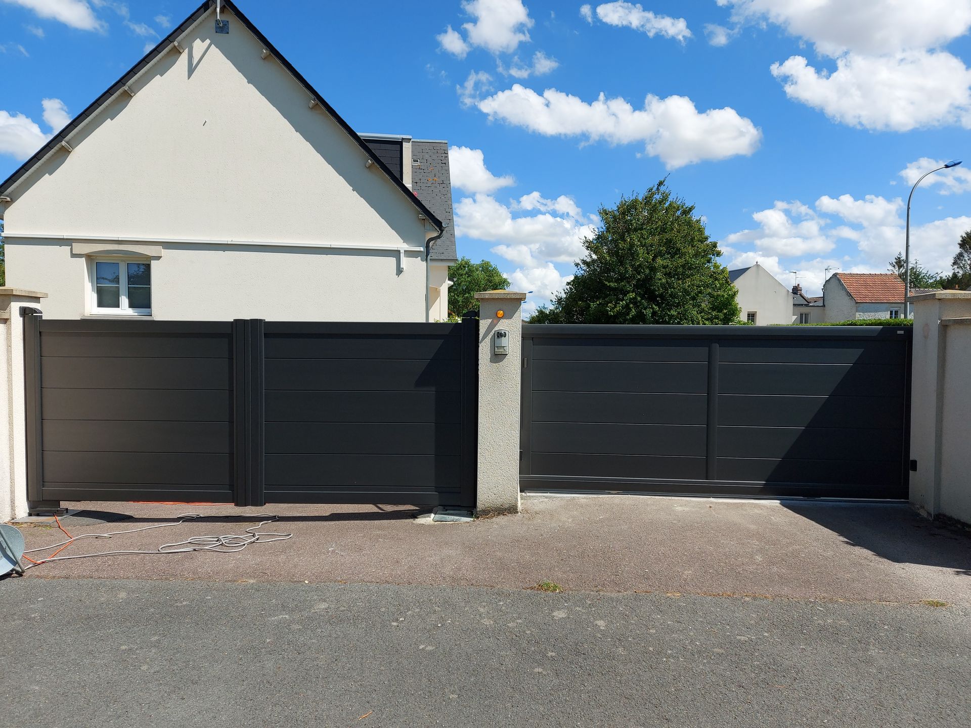 Portail battant avec décor opus