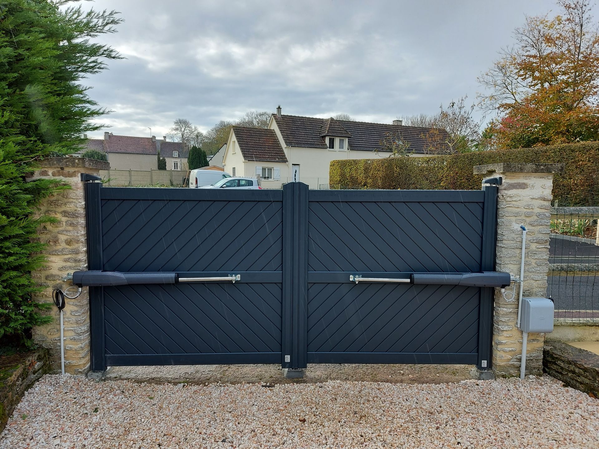 Portail battant avec bras articulé