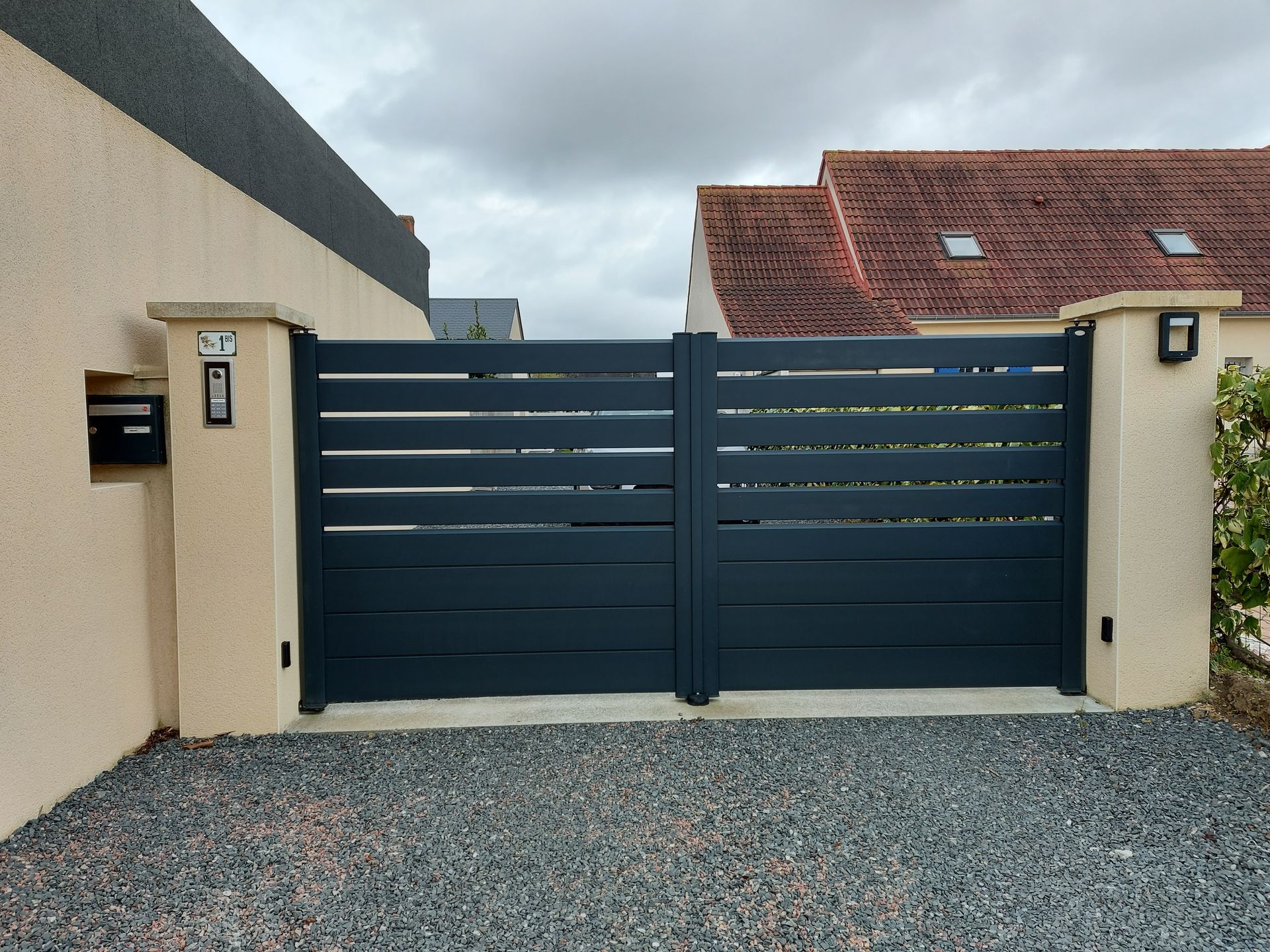 Portail battant avec lames semi occultant