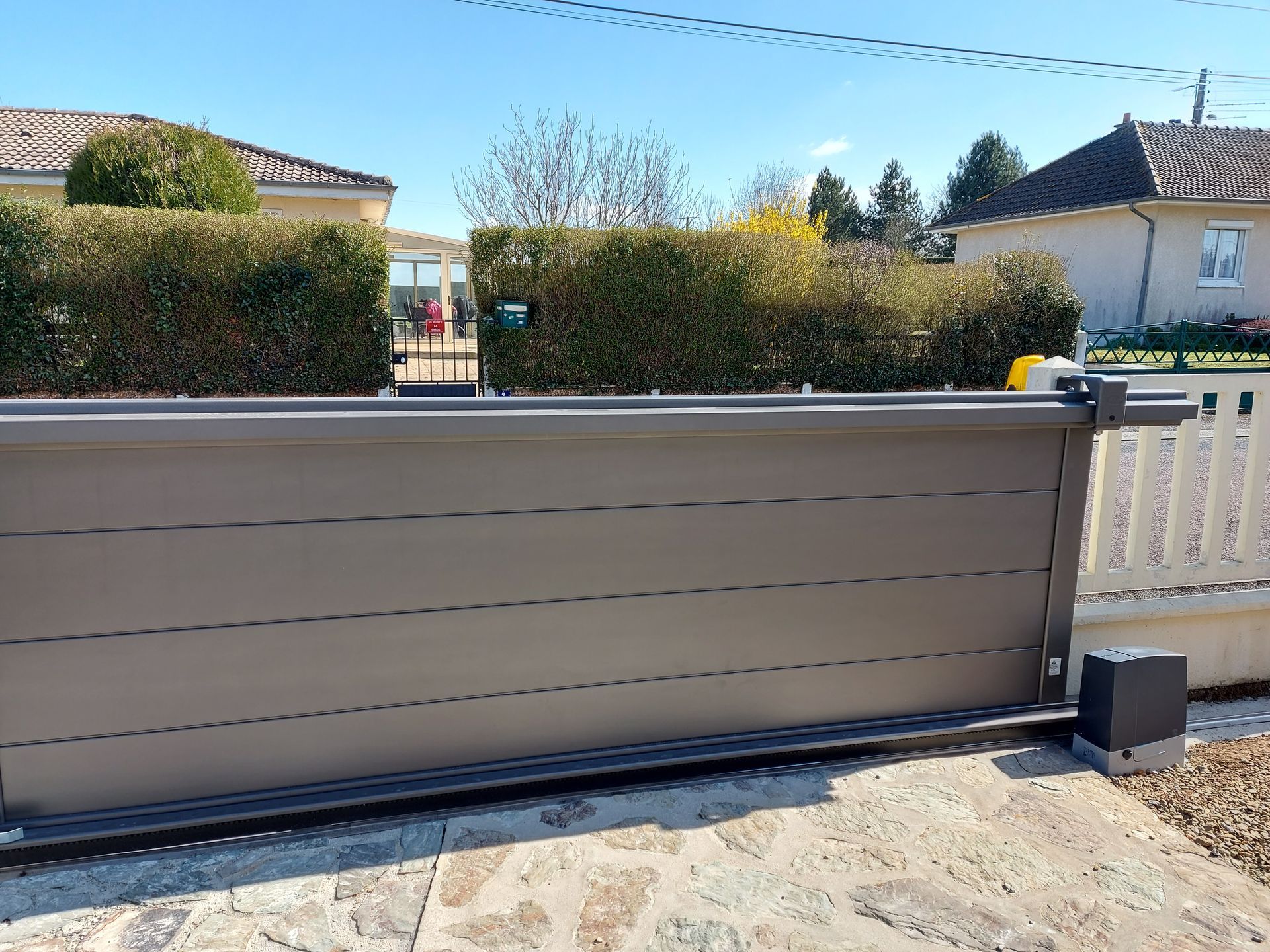 Portail coulissant avec moteur sous terrain