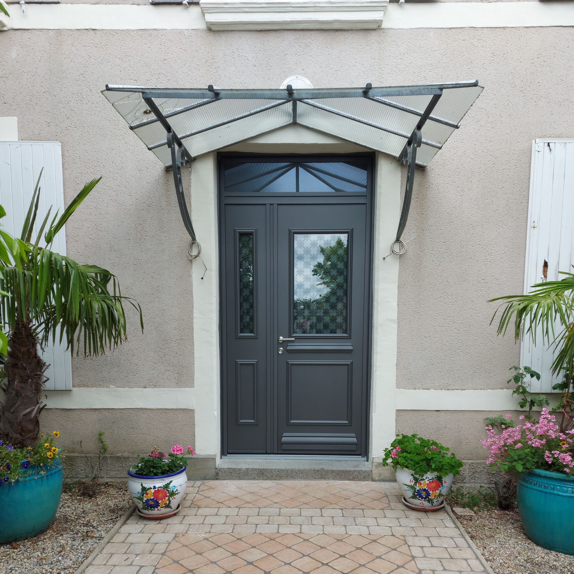 Porte d'entrée grise