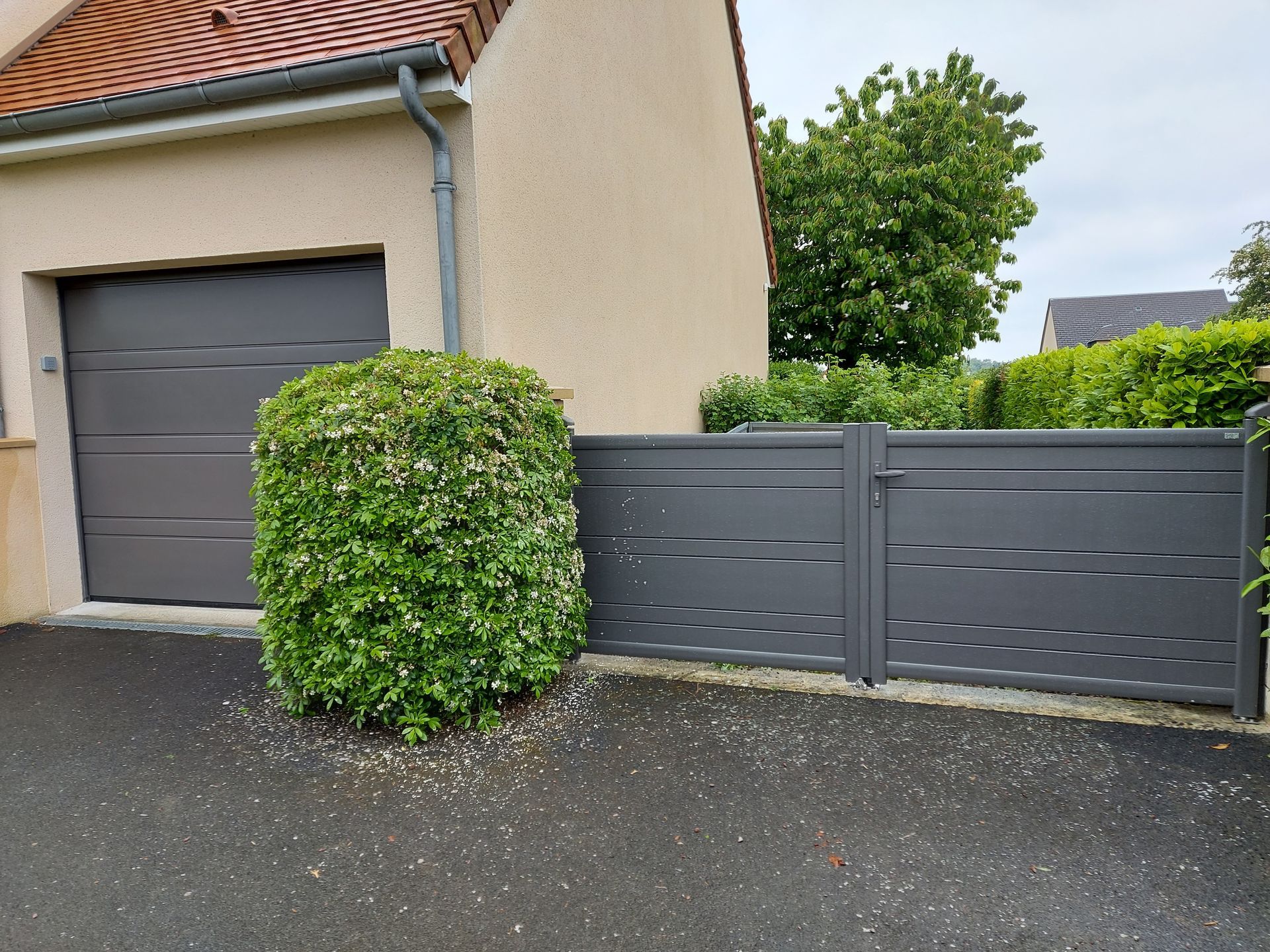 Portail origin avec porte de garage assortie