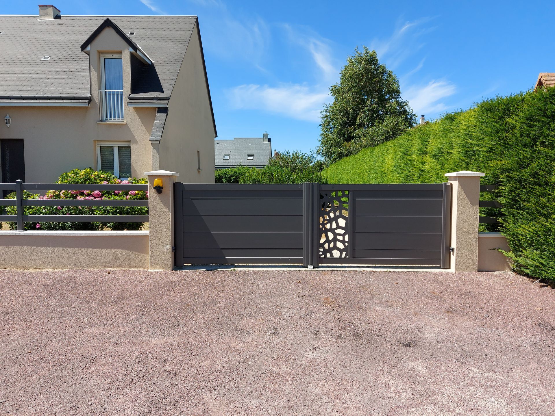 Portail battant avec décor opus