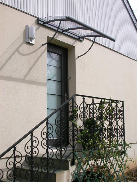 Porte d'entrée vitrée avec marquise 