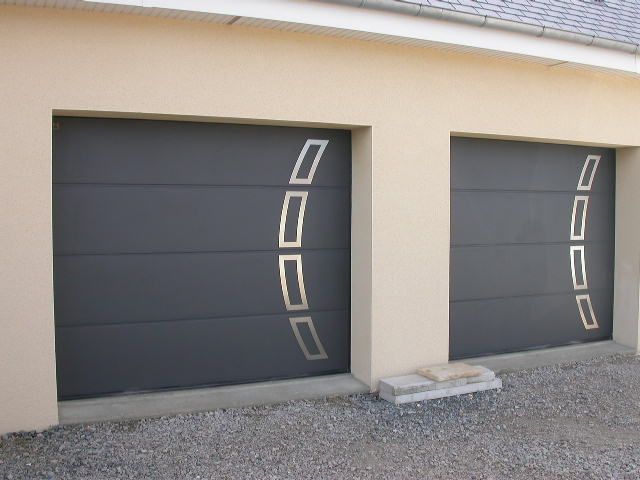 Portes de garages grises avec motifs