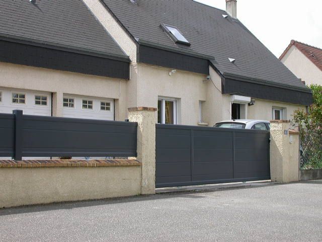 Portail coulissant sur rail gris