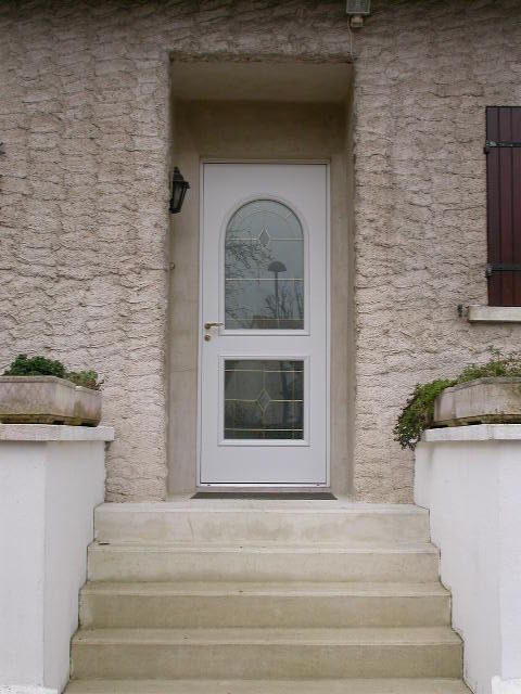 Porte d'entrée blanche