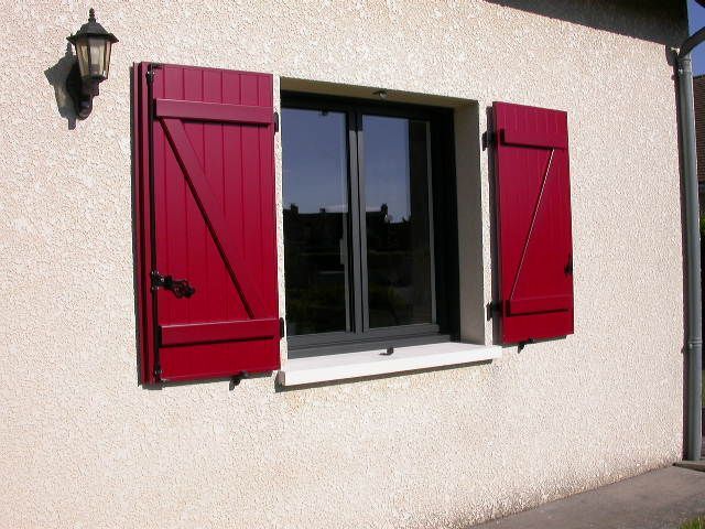 Volets battants rouge en bois