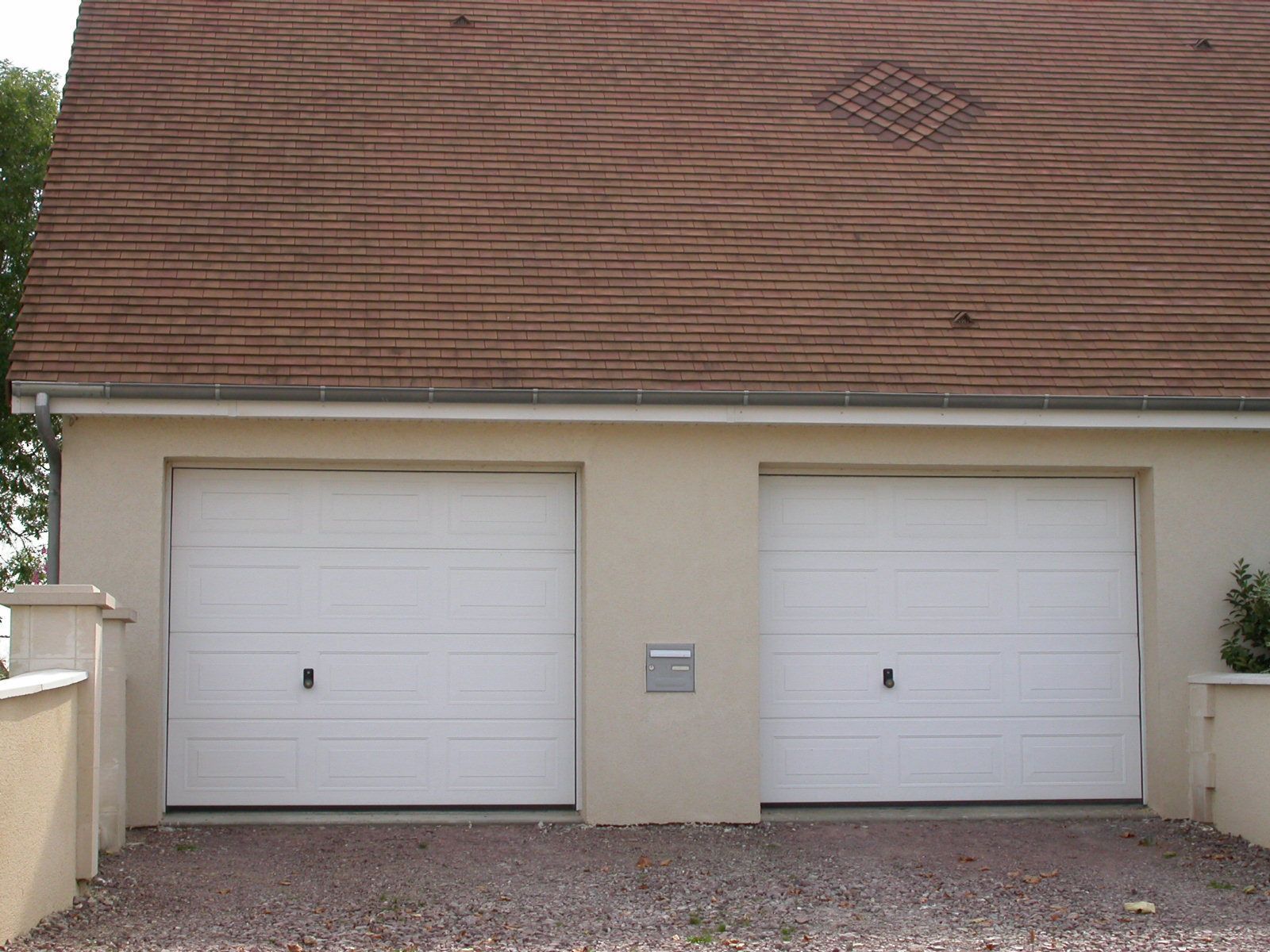 Portail battant avec décor opus