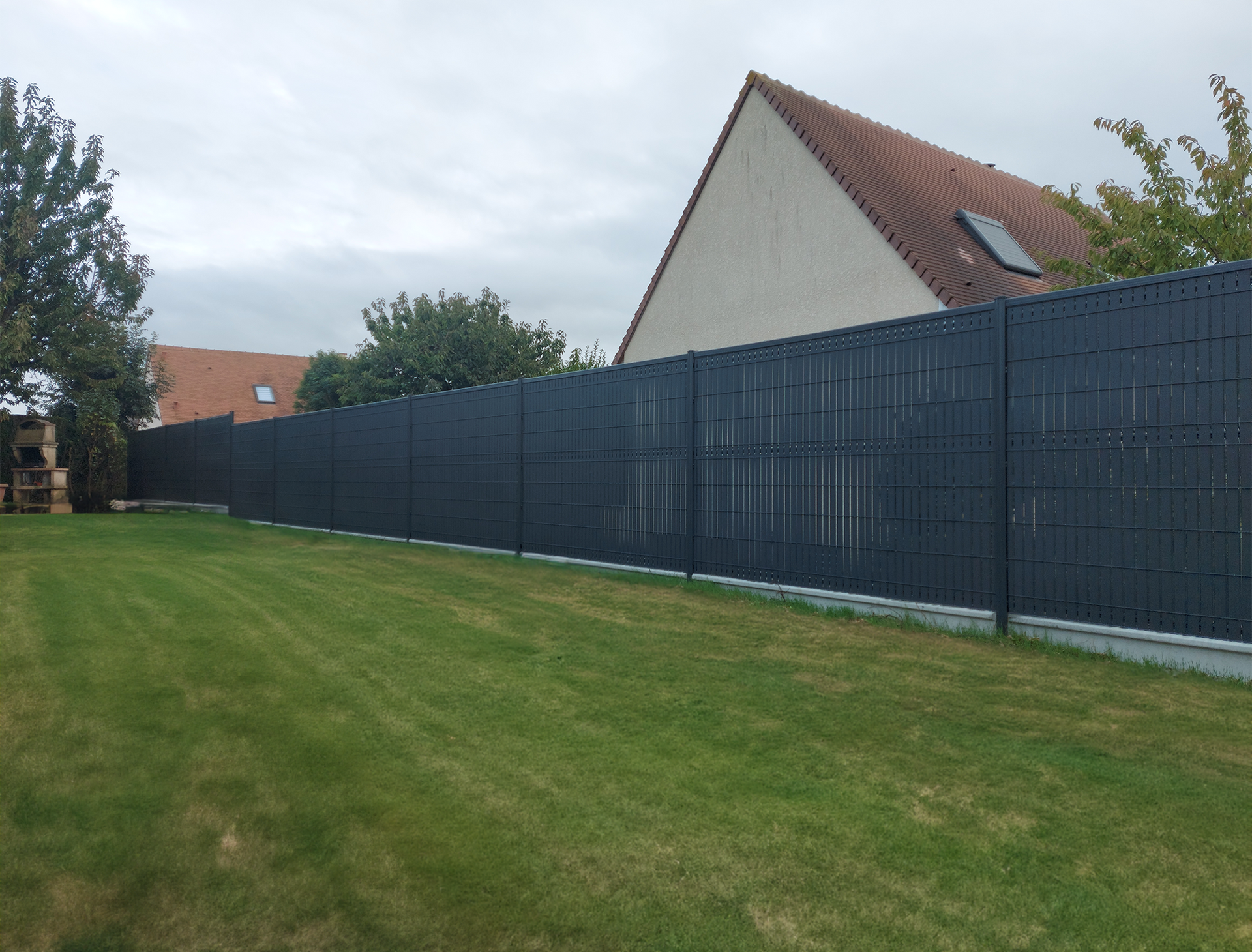 Grillage avec lames grises