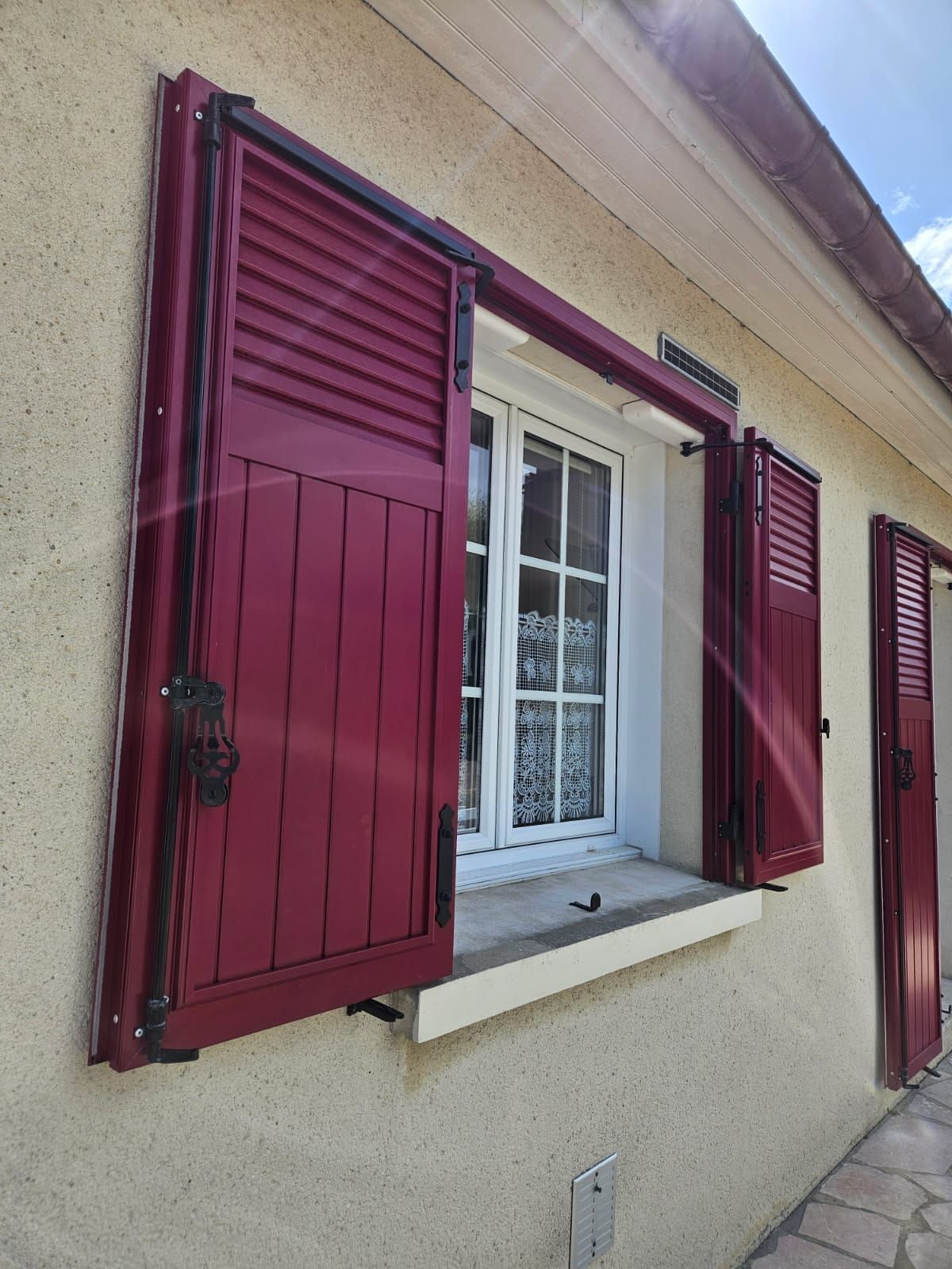 Volet battant motorisé solaire SIB