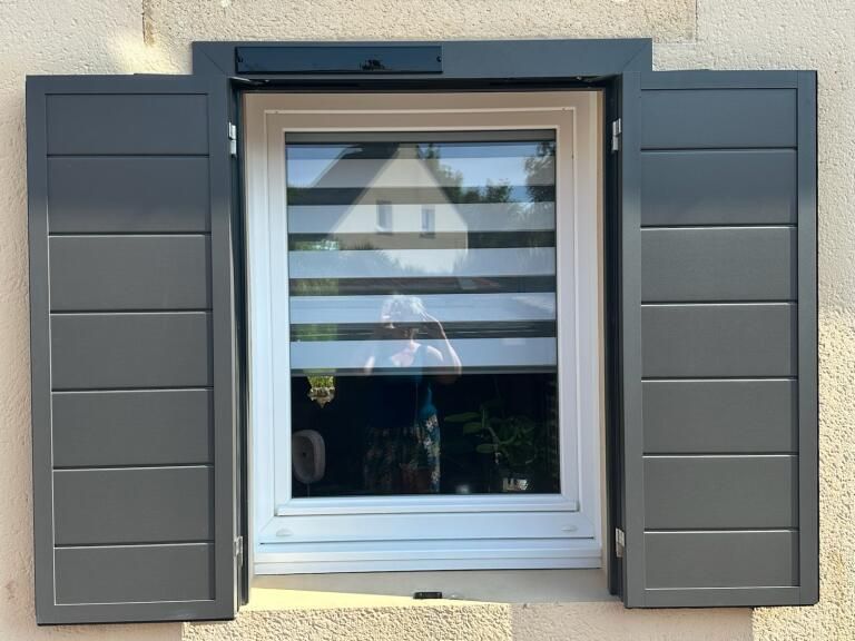 Volet battant motorisé solaire SIB