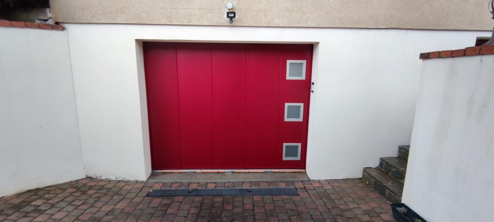 Photo porte de garage latérale avec décor sur le côté