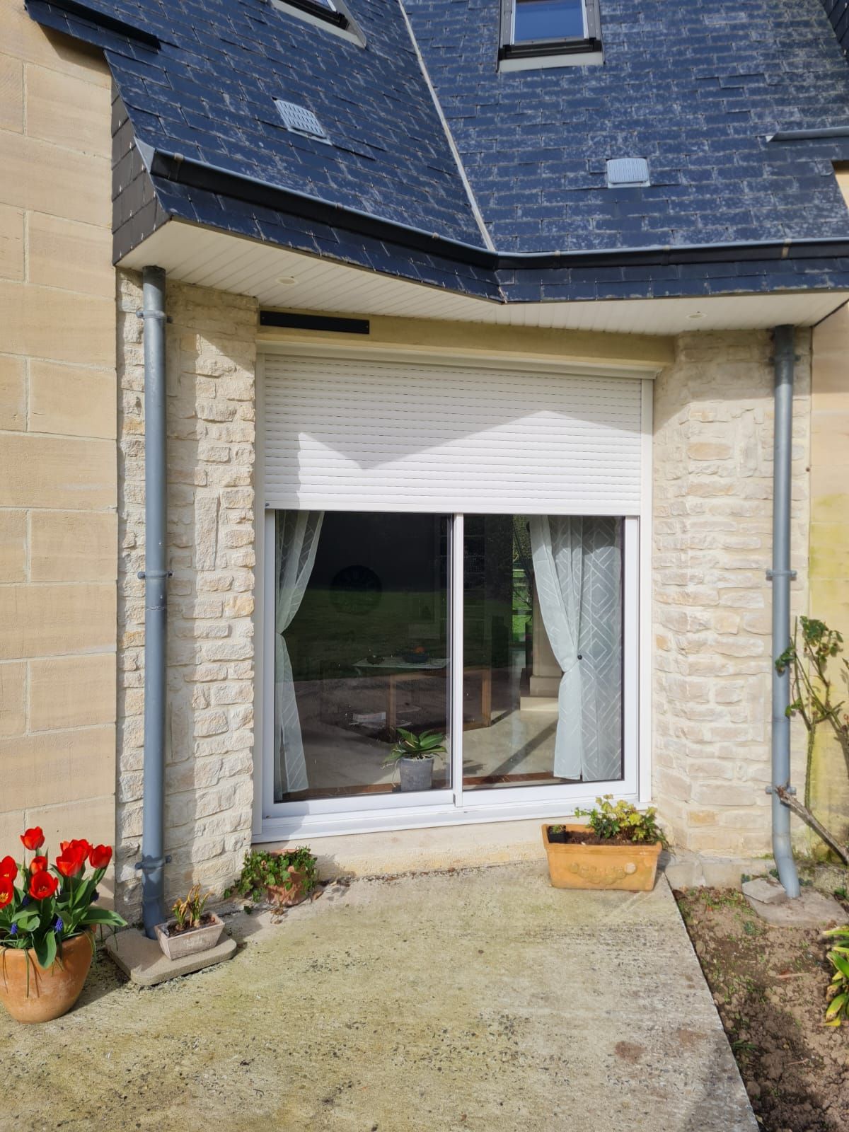 Volet roulant solaire sur menuiserie blanche 