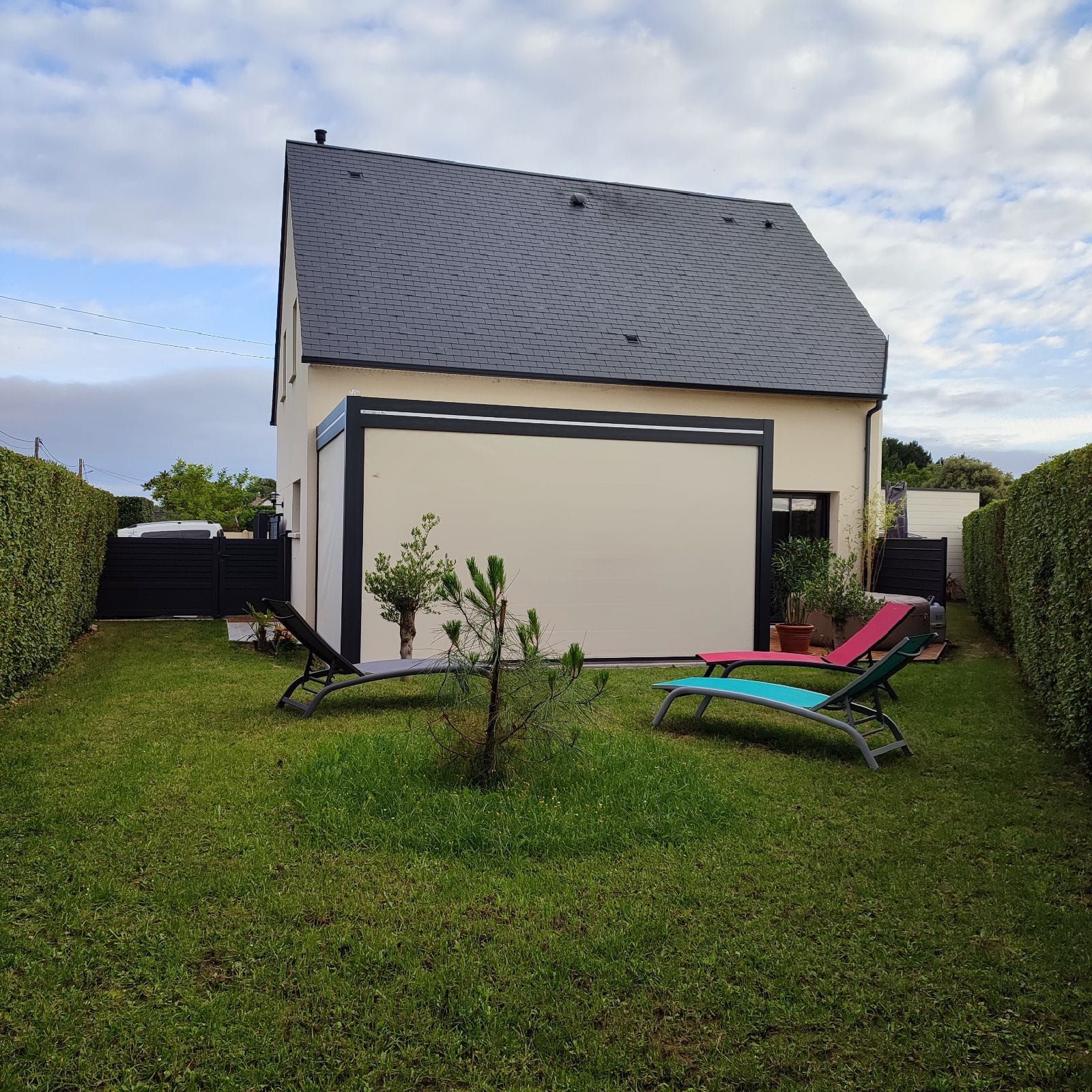 Allée de maison avec deux portes de garage