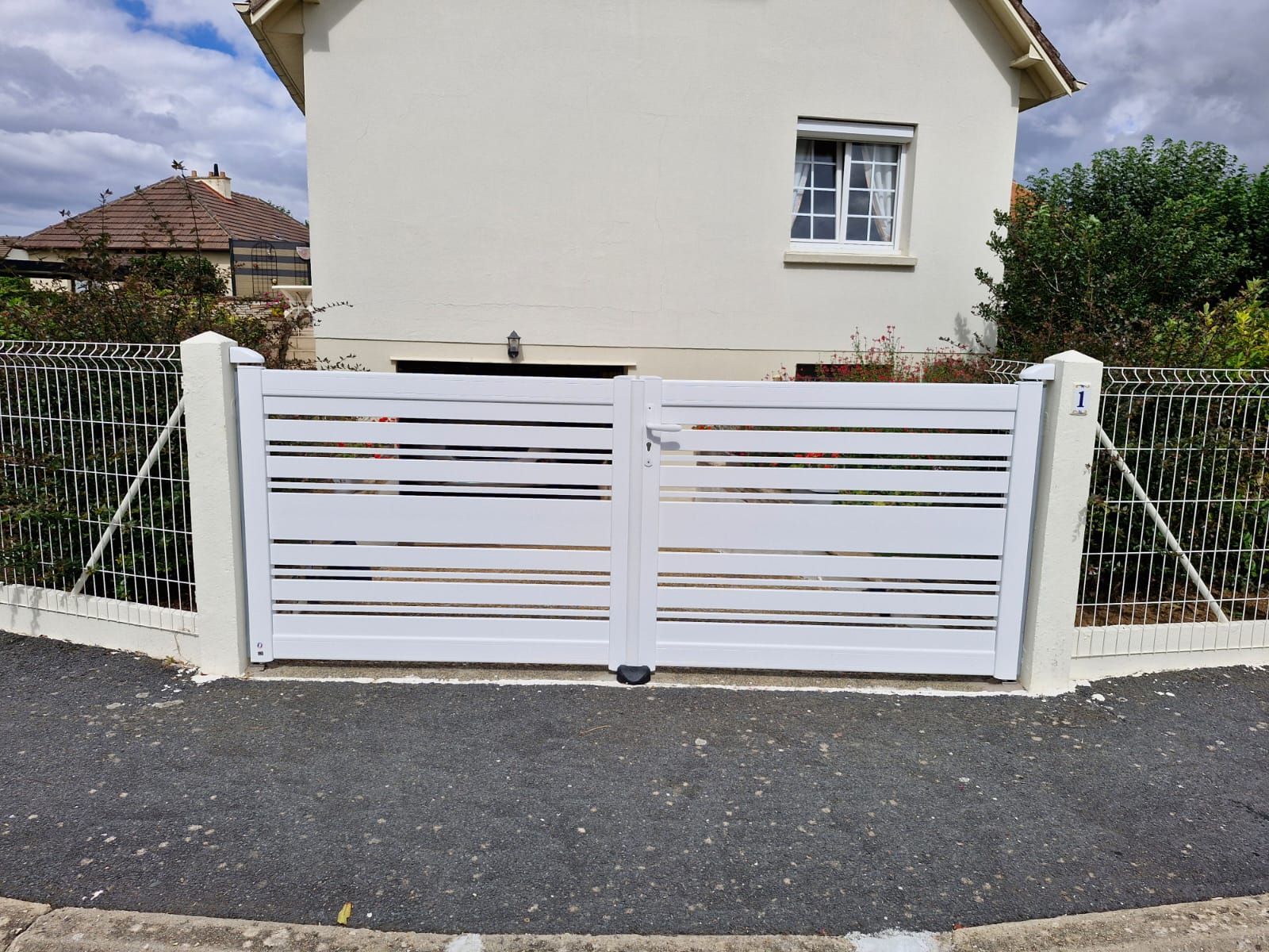 Portail avec décor lames lisses 60x80