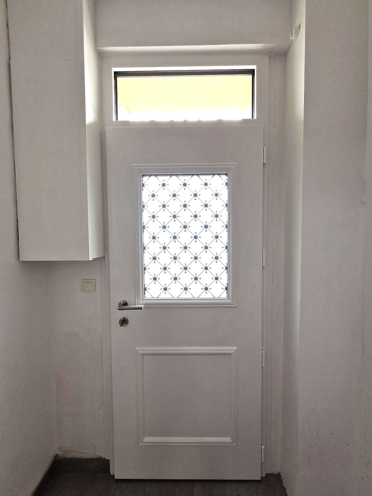Porte d'entrée KLINE 
MONOBLOC avec imposte vitrée.