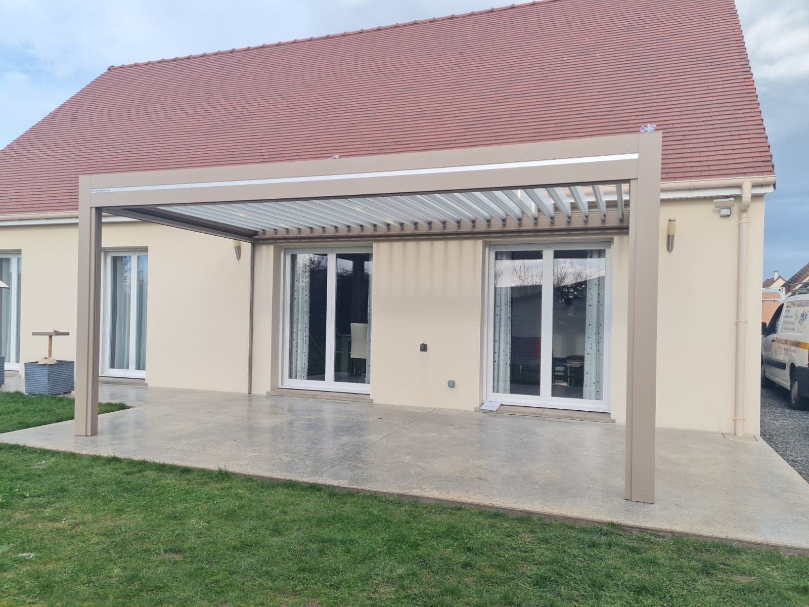 Portail battant avec décor opus