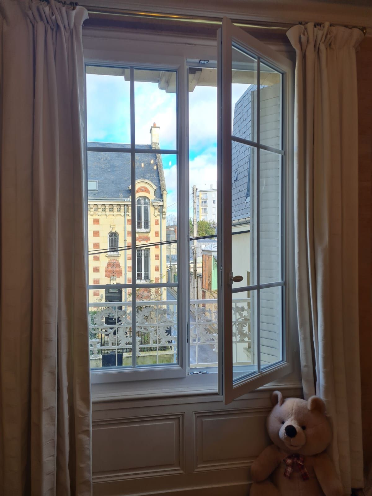 Fenêtre avec des rideaux