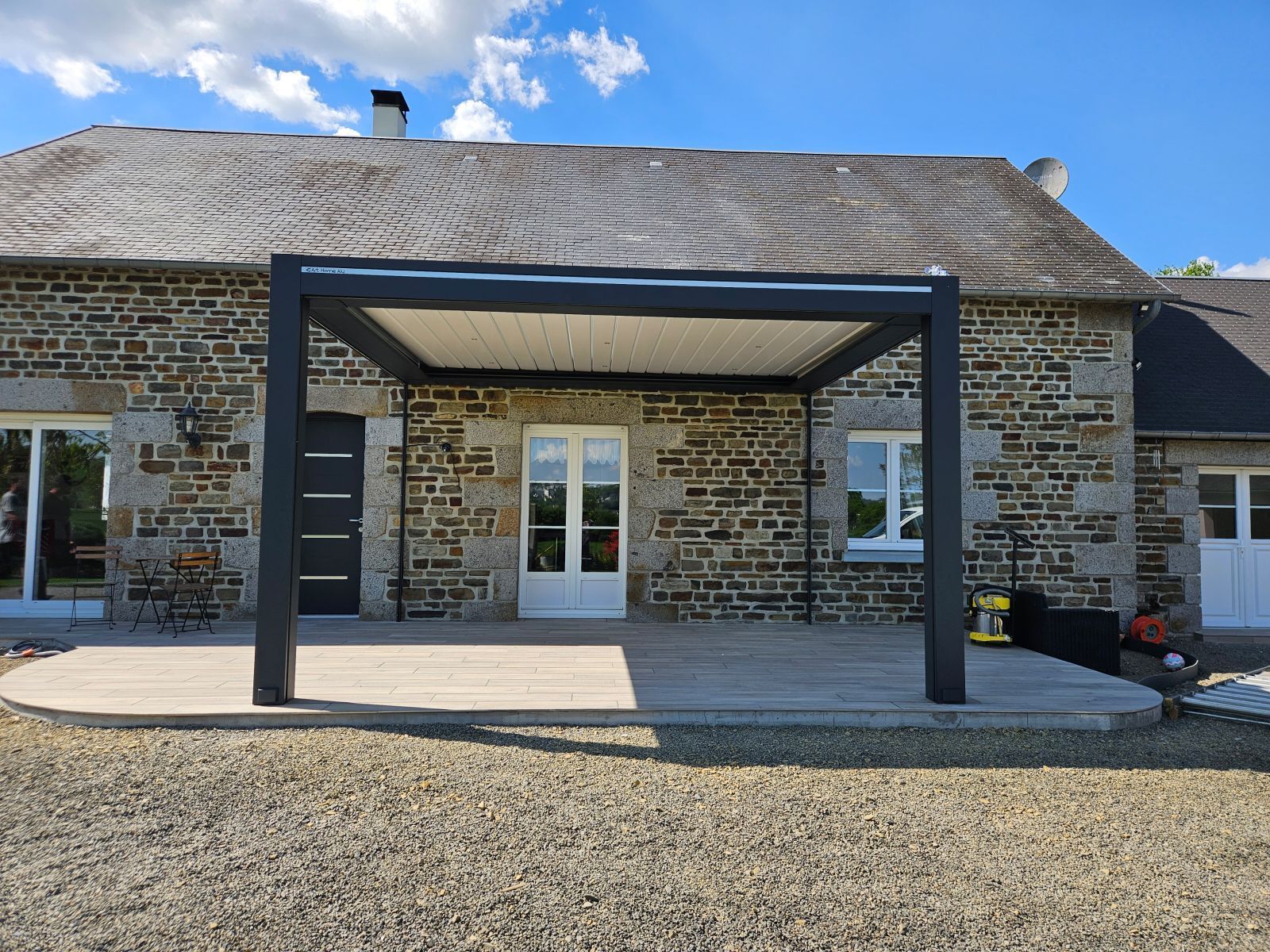 Pergola avec lames orientables et stores intégrés