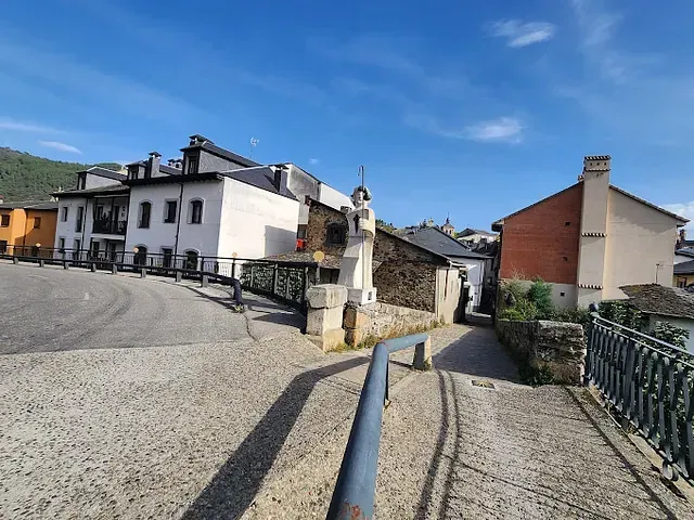 Un pequeño pueblo con algunos edificios y un puente.