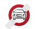 Una señal de no estacionar con un automóvil dentro de un círculo rojo.