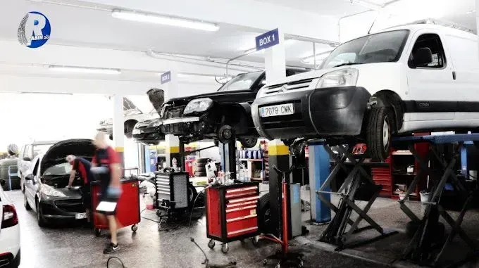 Un coche está estacionado en un elevador en un garaje.