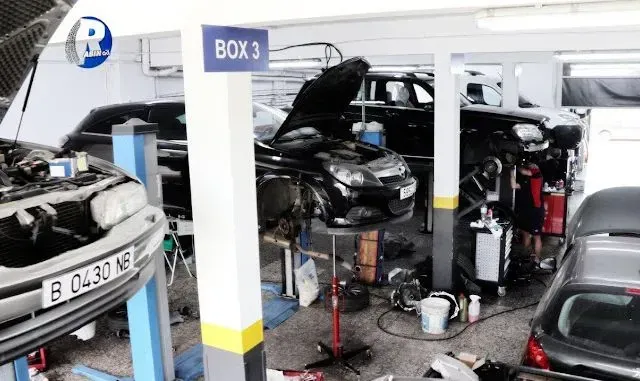 Un garaje con un cartel que dice caja 1.