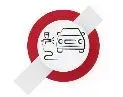 Una señal de no estacionar con un automóvil en el medio.