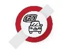 Una señal de no estacionar con un automóvil en el medio.