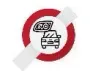 Una señal de no estacionar con un automóvil en el medio.