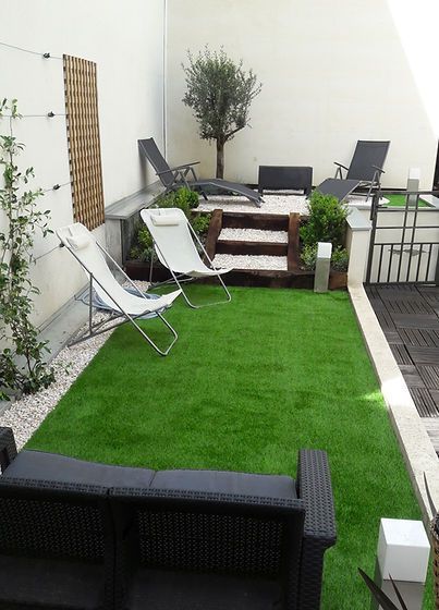 Jardin avec pelouse et chaises longues