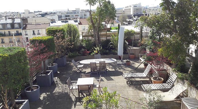 Terrasse aménagée avec des chaises longues