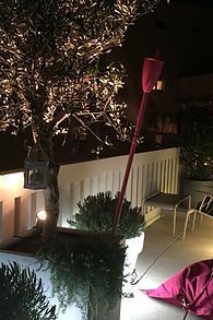 Balcon aménagé vu de nuit